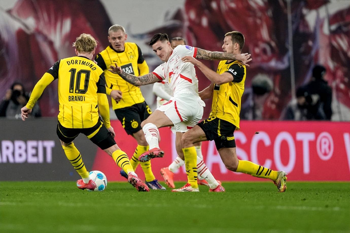 应用宝星空弈赛官网-多特蒙德客场轻松夺胜，全队发挥出色